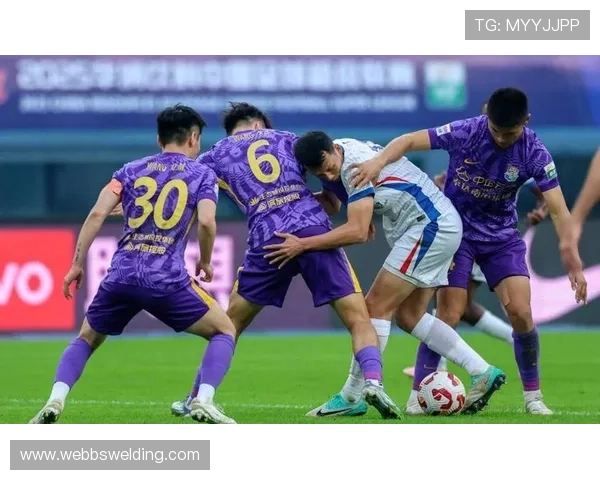 上海申花关键战表现波动明显,当前赛季问题逐步显现,球队稳定性面临考验 上海申花关键战表现波动明显,当前赛季问题逐步显现,球队稳定性面临考验