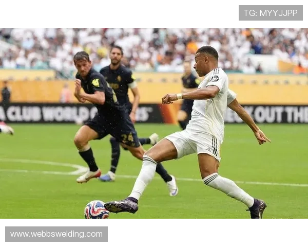 皇马:中锋短缺问题持续,对赛季竞争局面形成影响 皇马:中锋短缺问题持续,对赛季竞争局面形成影响