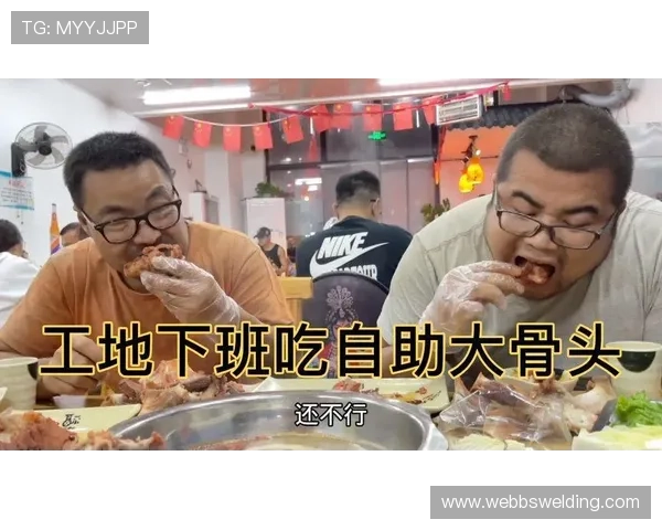 崔家溪训练完回家路上还在啃鸡胸肉，这人是真把自律当饭吃啊