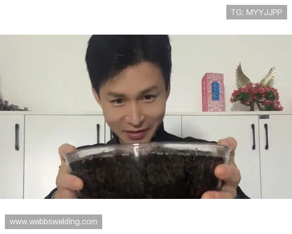 张玉宁冰箱里只有鸡胸肉和蛋白粉，连瓶可乐都找不到