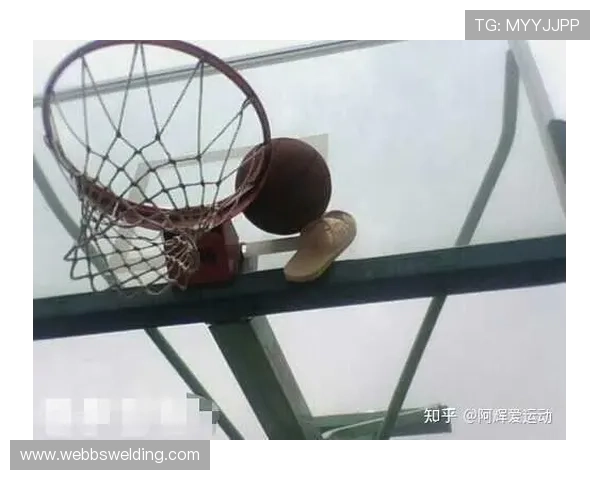 球卡篮筐规则怎么算？一次说清投篮后球夹住的判定标准
